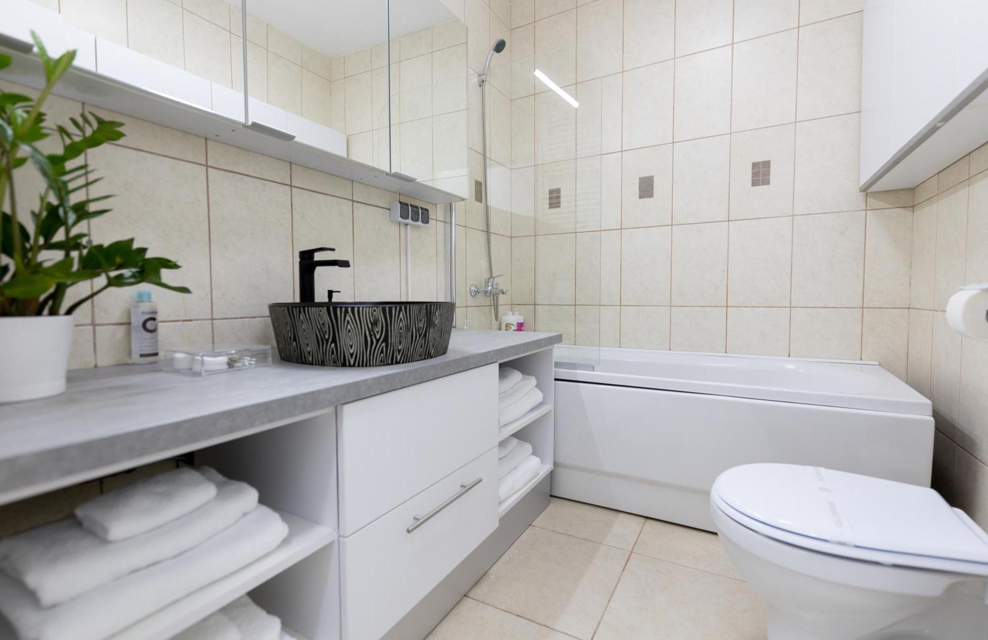 Obor Central Oasis --Secured Parking Nearby --Self Check-In-- 1Min Metro Station Bucureşti Ngoại thất bức ảnh